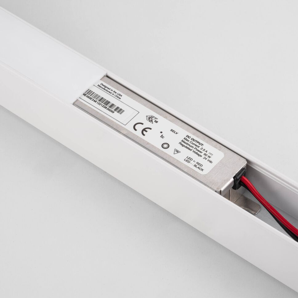 Anwendungsbeispiel der Kunststoff-Blende in weiß am LED Alu Profil BASIC in weiß mit RAL9003