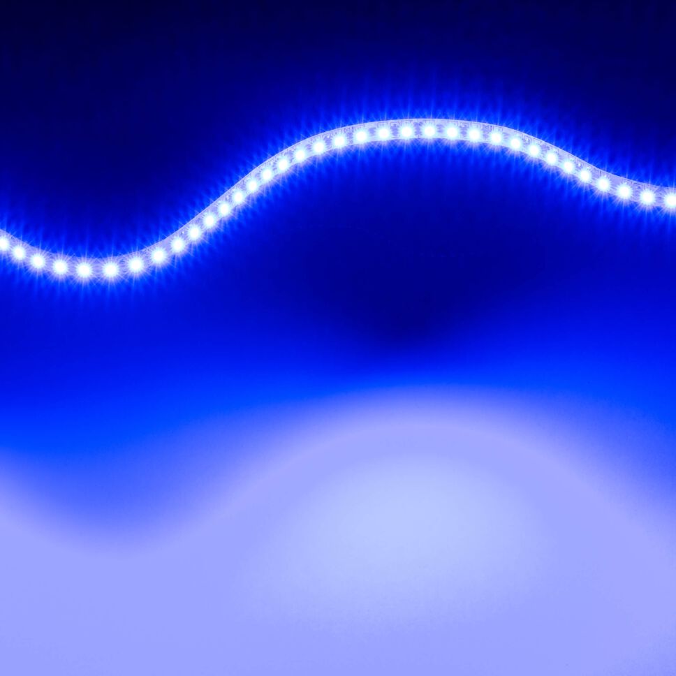 Techniche Abbildung vom blau leuchtenden 24V LED Streifen. Das Bild ist bemaßt