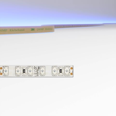 schmaler 8mm breiter, dicht bestückter LED Streifen mit 5cm Modullänge, technische Zeichnung zeigt u.a. die Anschlussarten