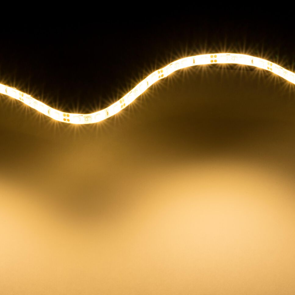warmweiß leuchtender LED Streifen mit flexibler Platine zu einer Leuchtwelle gelegt