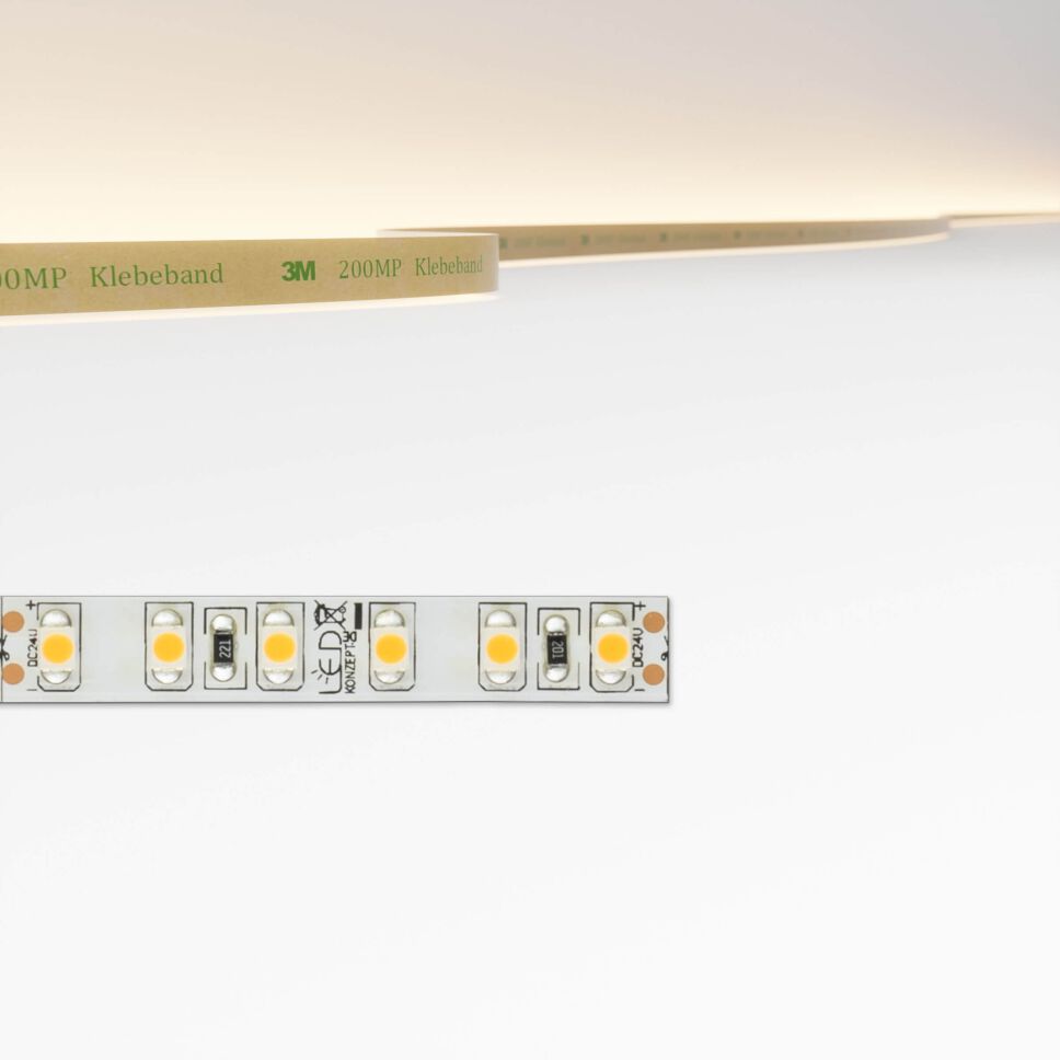 Draufsicht auf LED Streifen mit 8mm Breite und 120 LEDs pro Meter, die Lichtfarbe ist oben im Bild zu sehen