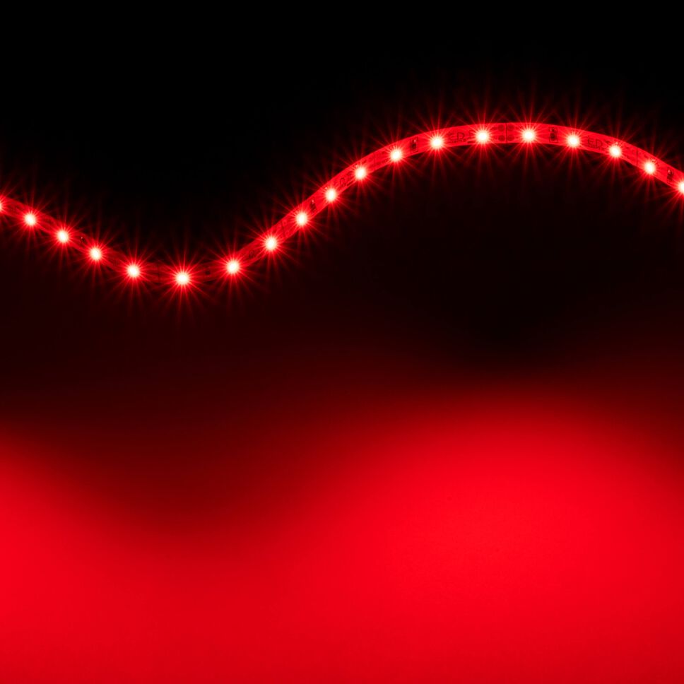 Techniche Abbildung vom rot leuchtenden 12V LED Streifen. Bild ist bemaßt