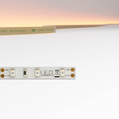LED Streifen mit orangenem Licht, weißer Oberfläche, 8mm breit, oben die technische Zeichnung ist bemaßt und mit Anschlussarten