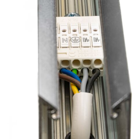 Anwendungsbeispiel der SLK7 Leuchtenklemme im LED Alu Profil DEEPLINE L