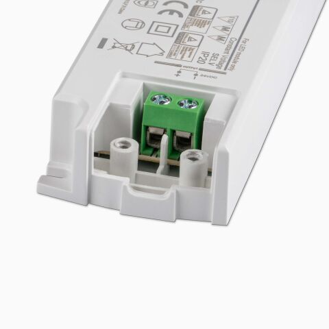 Nahaufnahme der Schraubklemmen sekudärseitig am LED Netzteil YSL20F-15W
