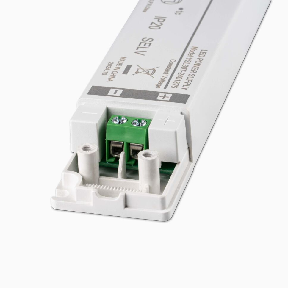 Nahaufnahme der Schraubklemmen sekudärseitig am LED Netzteil YSL30T-45W