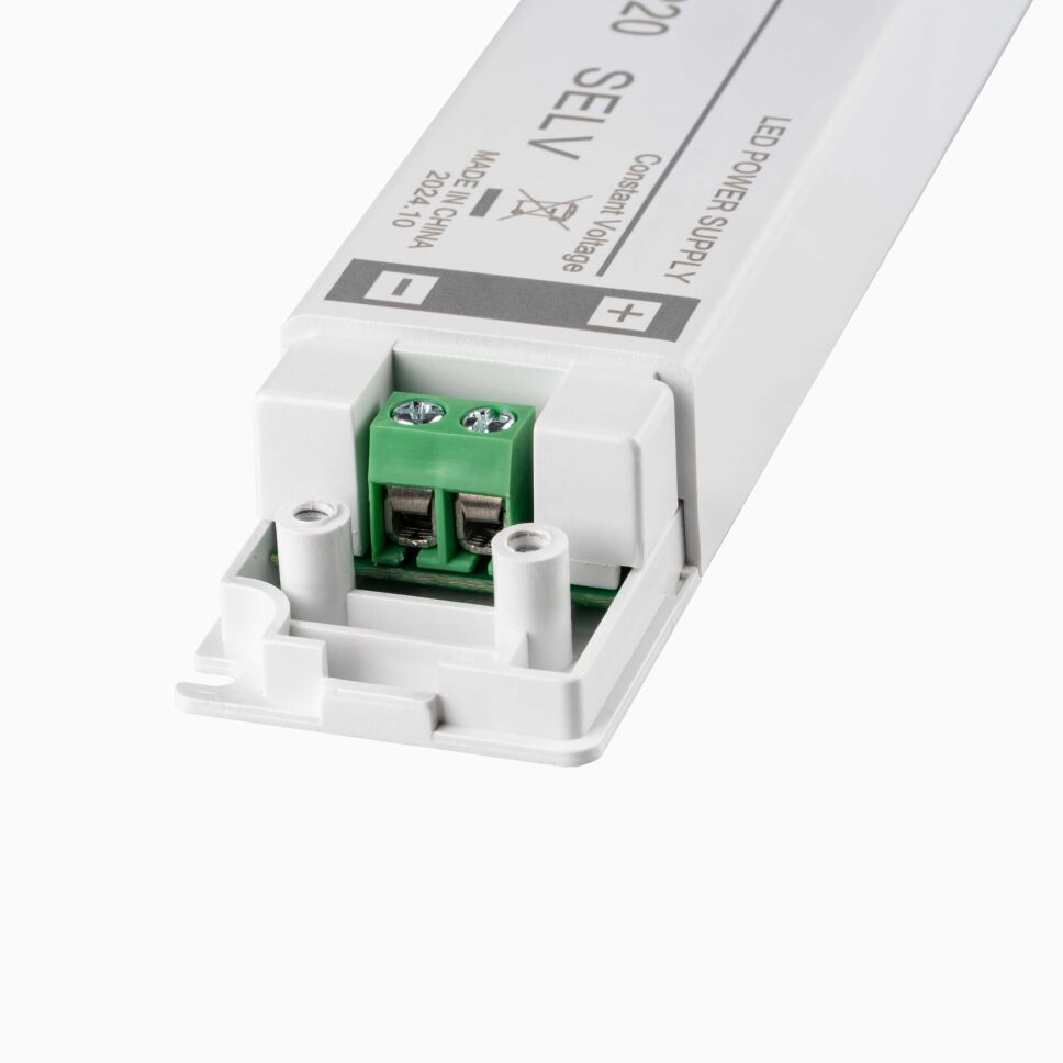 Nahaufnahme der Schraubklemmen sekudärseitig am LED Netzteil YSL75T-75W