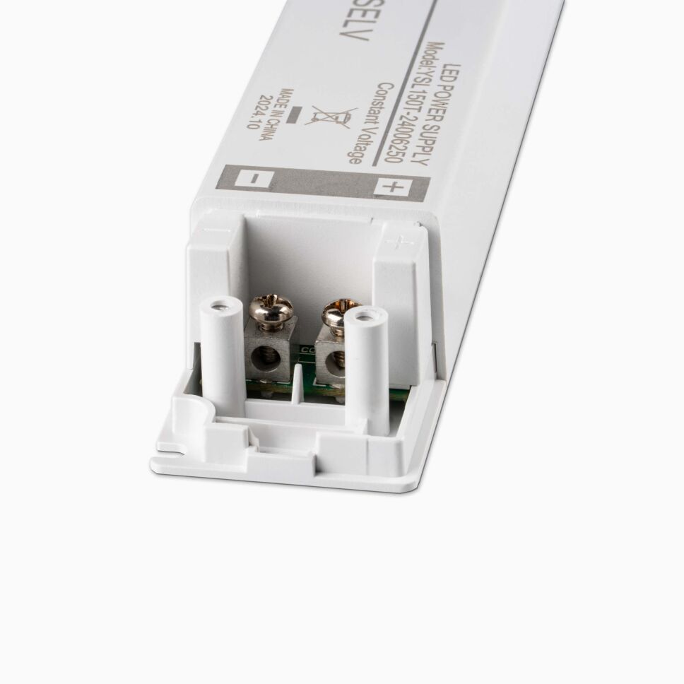 Nahaufnahme der Schraubklemmen sekudärseitig am LED Netzteil YSL150T-150W