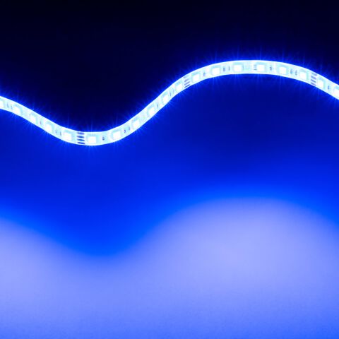 RGB LED Streifen IP63 leuchtend, lediglich der blaue Kanal leuchtet, das royalblaue Licht leuchet sehr satt
