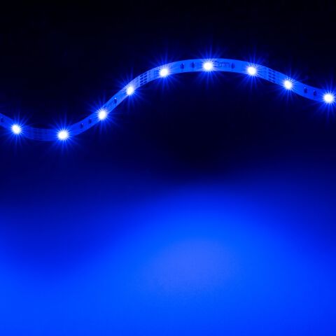 blau leuchtender RGB LED Streifen, blauer Kanal eingeschaltet, der Streifen ist flexibel und gewellt gelegt