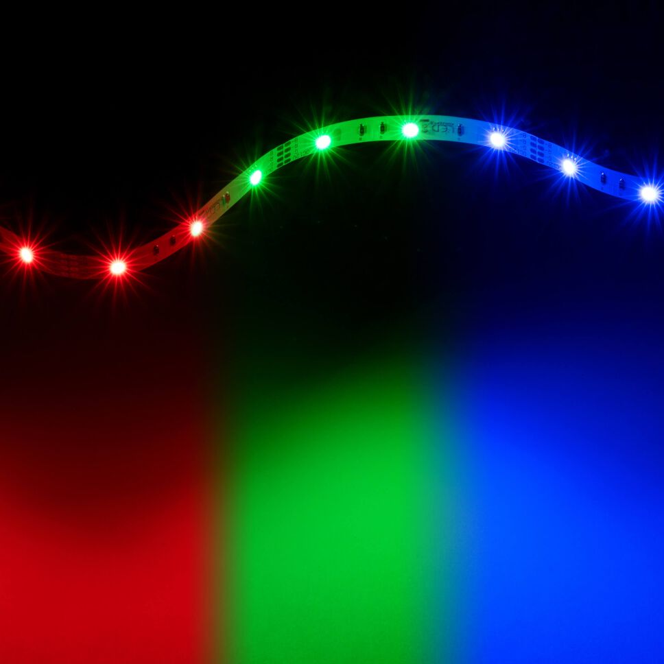 RGB LED Streifen weiß leuchtend aus Primärfarben rot, grün blau gemischt, der RGB LED Streifen weist einen Blaustich auf