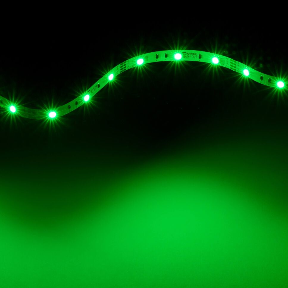 grün leuchtender RGB LED Streifen, grüner Kanal eingeschaltet, der Streifen ist flexibel und zur Welle gelegt