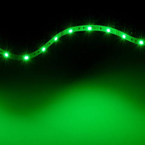 grün leuchtender RGB LED Streifen, grüner Kanal eingeschaltet, der Streifen ist flexibel und zur Welle gelegt