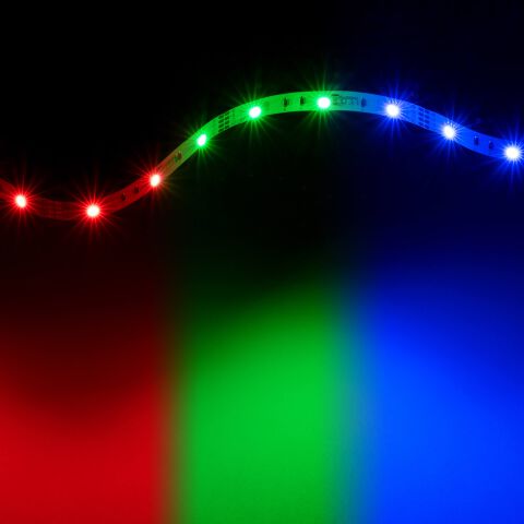 Überblick der Primär-Leuchtfarben vom RGB LED Streifen mit 7,2W/m, links rot, mitte grün, rechts blau leuchtend