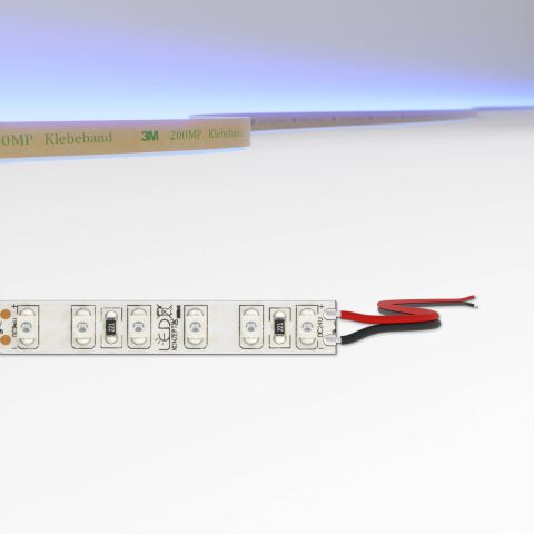 schmaler 8mm breiter, dicht bestückter LED Streifen mit 5cm Modullänge mit Litzenanschluss als Anschlussvariante
