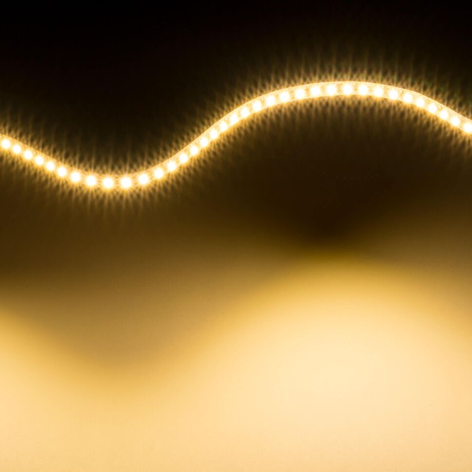 warmweiß 3000K warm leuchtender LED Streifen mit flexibler Leiterbahn, dadurch kann auch so eine Welle nachgelegt werden