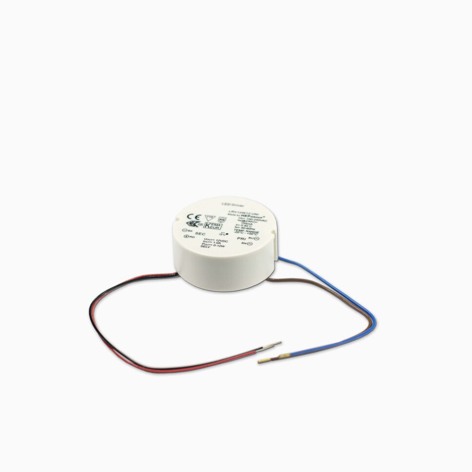 rundes und kompaktes LED Netzteil zum Verbau in Unterputzdosen, freigestellt vor grauem Hintergrund
