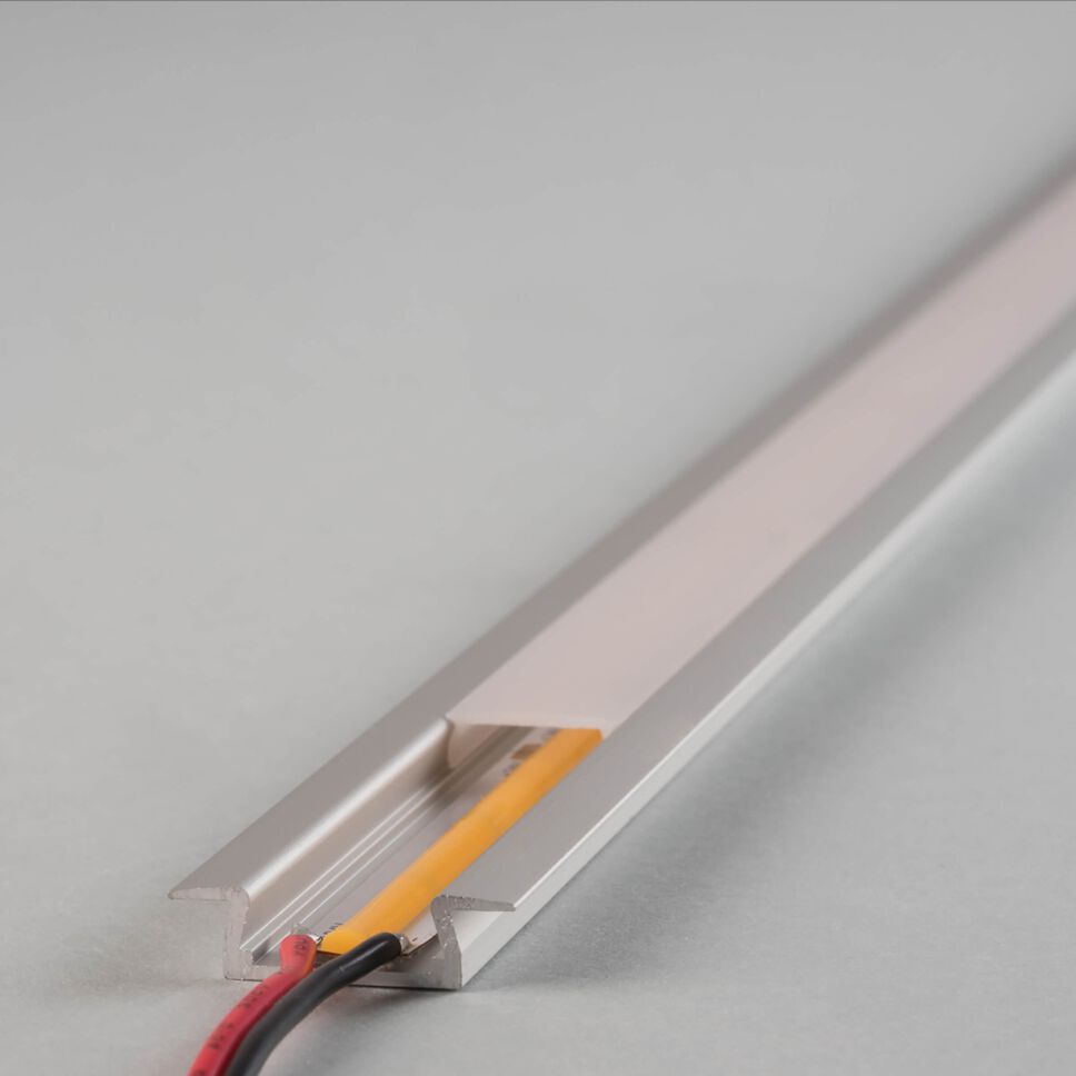 Foto vom flachen LED Alu Einlassprofil FK mit opaler Abdeckung und einem installierten COB LED Streifen. Der verlegte COB LED Streifen leuchet nicht