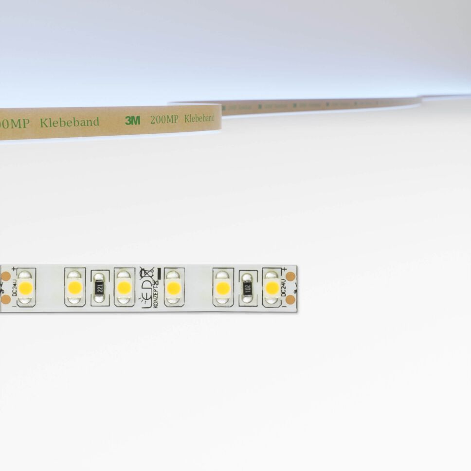 LED Streifen 24V mit 120 LEDs pro Meter und 5cm Modullänge. Der LED Streifen besitzt blanke Lötkontakte. Oben im Bild ist die Lichtfarbe dargestellt