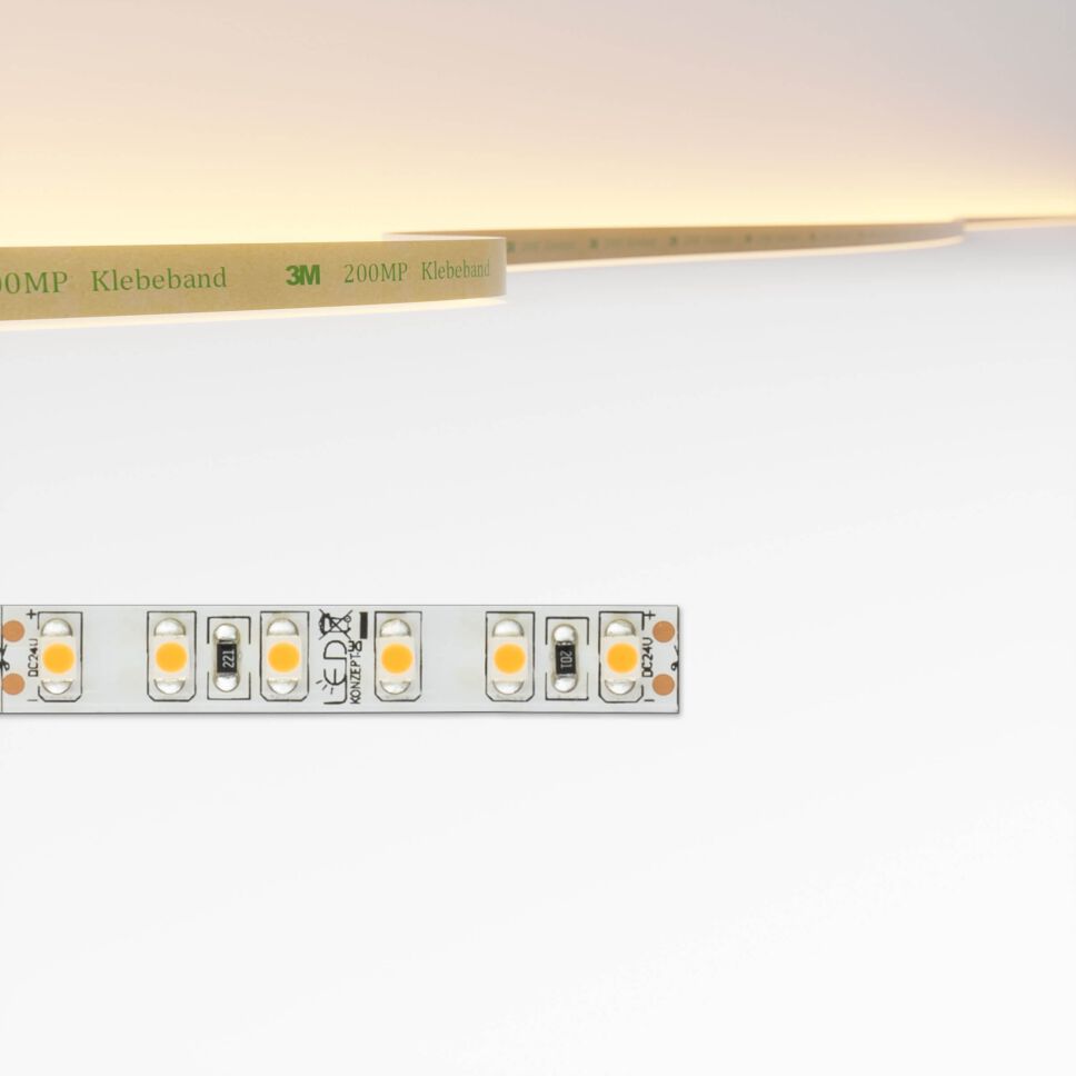 Draufsicht auf schmalen LED Streifen mit 8mm Breite und 120 LEDs pro Meter, technische Zeichnung oben im Bild ist bemaßt