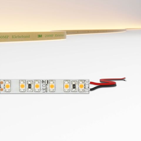 Draufsicht auf schmalen LED Streifen mit 8mm Breite und 120 LEDs pro Meter, technische Zeichnung zeigt Anschlussart Litze