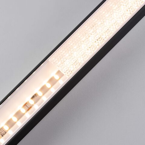 Draufsicht auf das LED Alu Profil LIPOD mit COEX prismatischer Abdeckung und leuchtendem LED Streifen