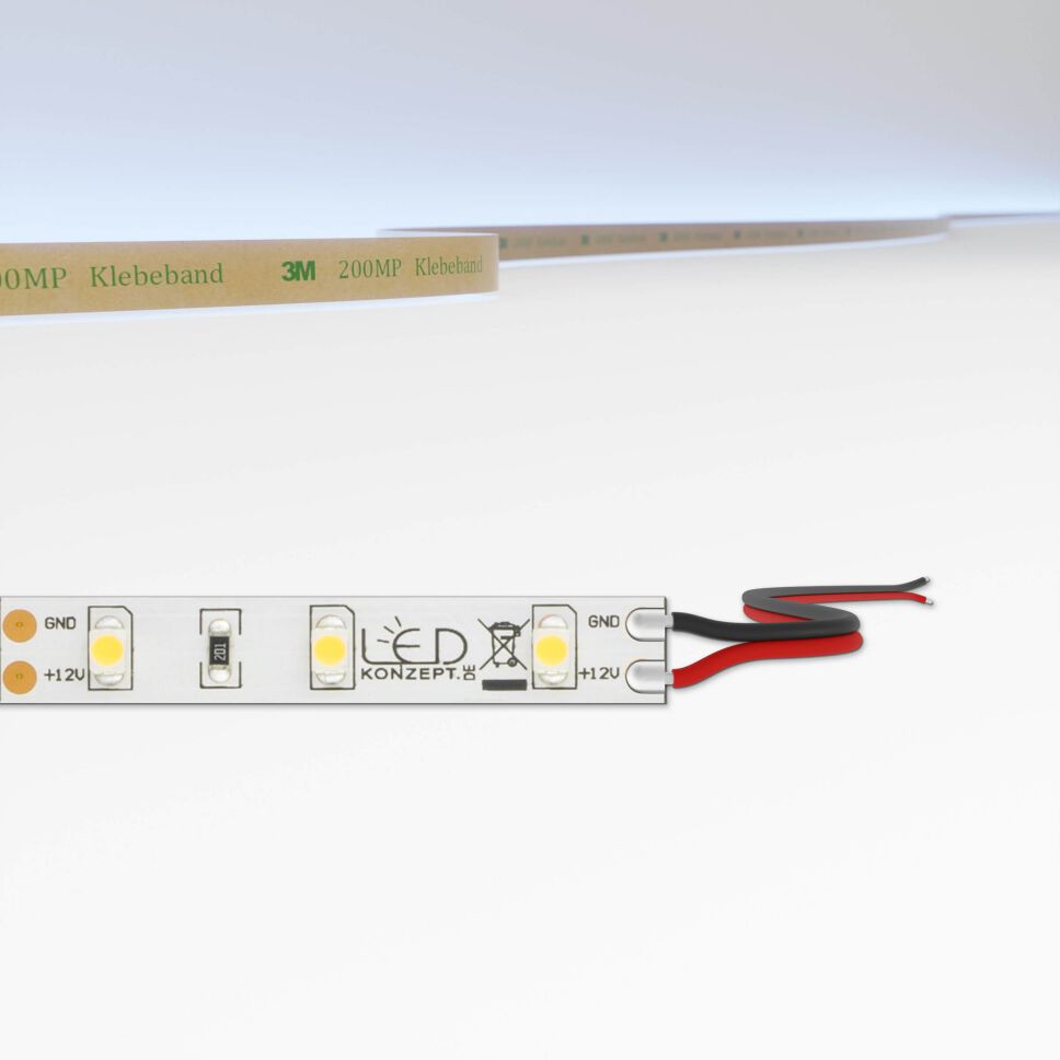 LED Streifen mit weißer Oberfläche und 5cm Modullänge und schematisch Darstellung der Lichtfarbe. Der Streifen ist mit Litzen versehen