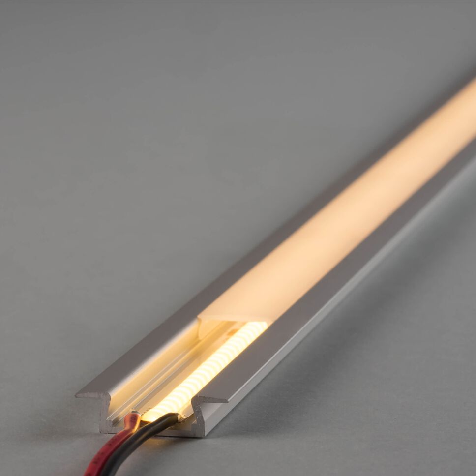 flaches LED Einbauprofil FK mit COB LED Streifen, warmweiß leuchtend. Die opale Abdeckung ist homogen und vollständig ausgeleuchtet
