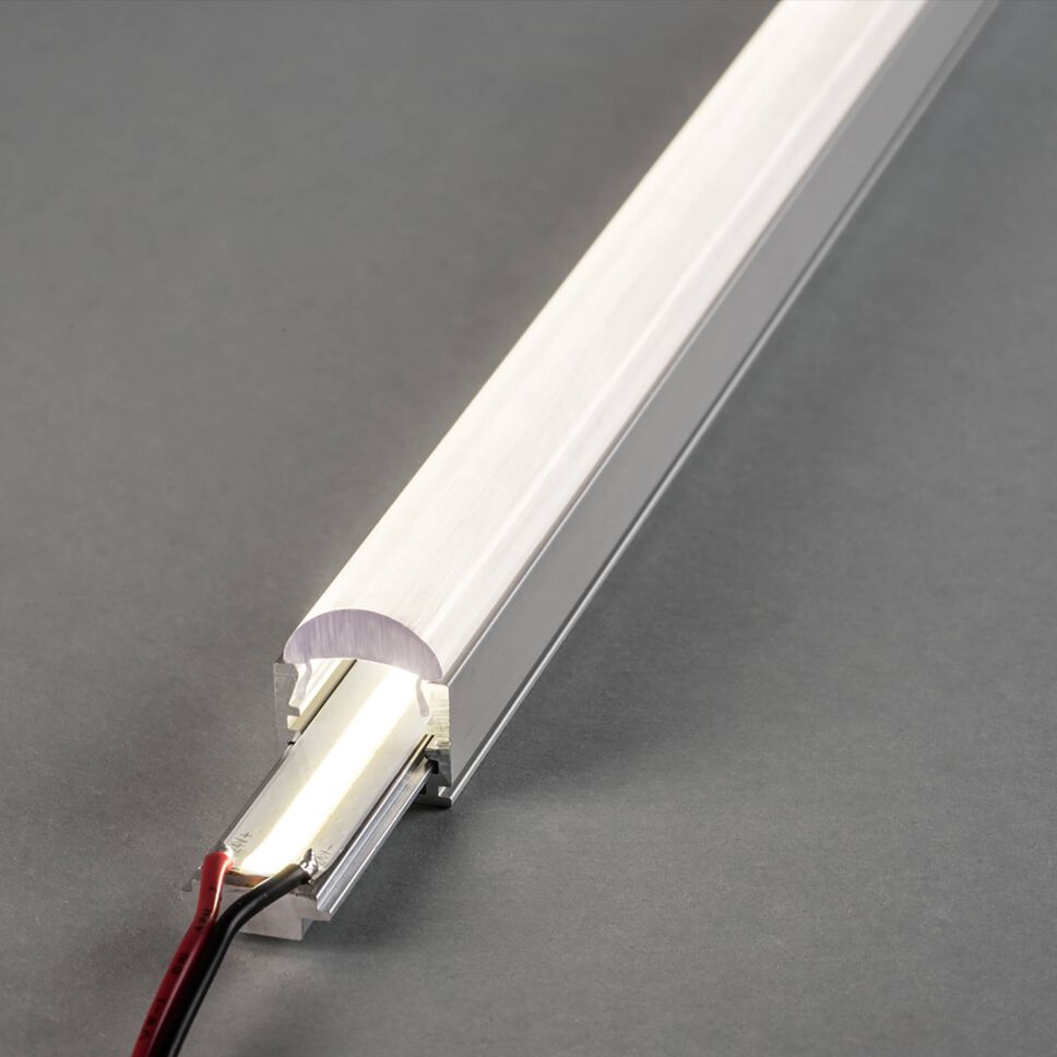 neutralweiß leuchtender COB LED Streifen, verbaut im LED Alu Profil REG, leuchet die Linsenabdeckung gleichmäßig aus.