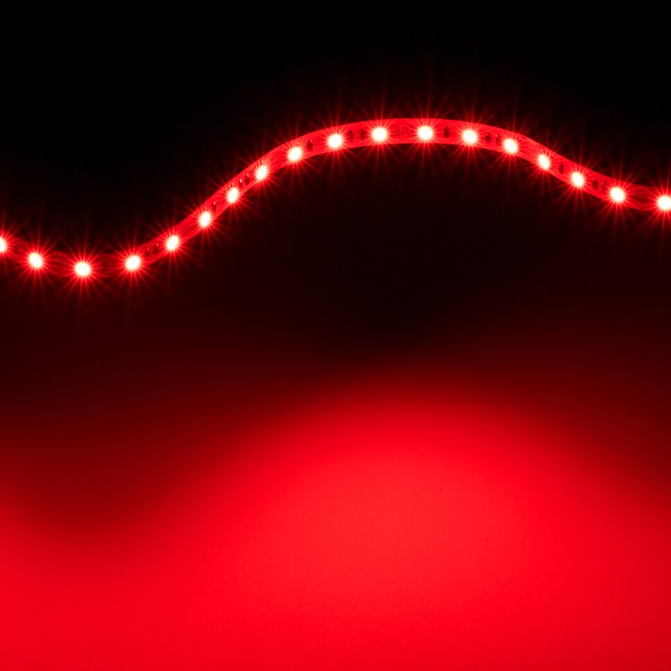 rot leuchtender RGB LED Streifen, lediglich der rote Kanal ist eingeschaltet und emittiert rotes Licht