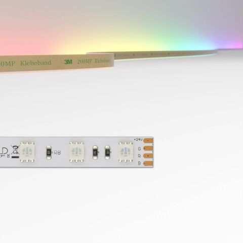 RGB LED Streifen mit 5050 RGB SMD LEDs mit 60 Stück pro Meter. Das farbige Licht des RGB LED Streifens wird oben im Bild gezeigt