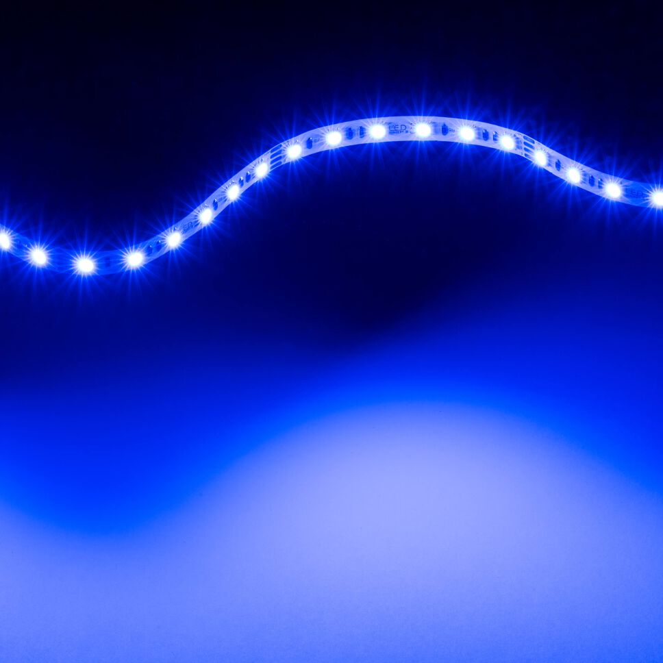 flexibler RGB LED Streifen blau leuchtend, nur der blaue Kanal ist eingeschaltet und leuchtet sehr satt und gleichmäßig