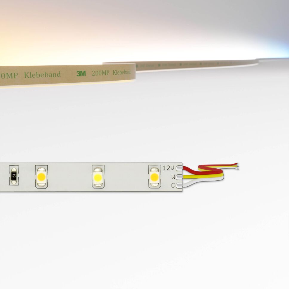 Drausicht auf CCT LED Streifen 12V dualweiß mit Litzenanschluss. Die emittierte Lichtfarbe wird im oberen Teil des Bildes gezeigt