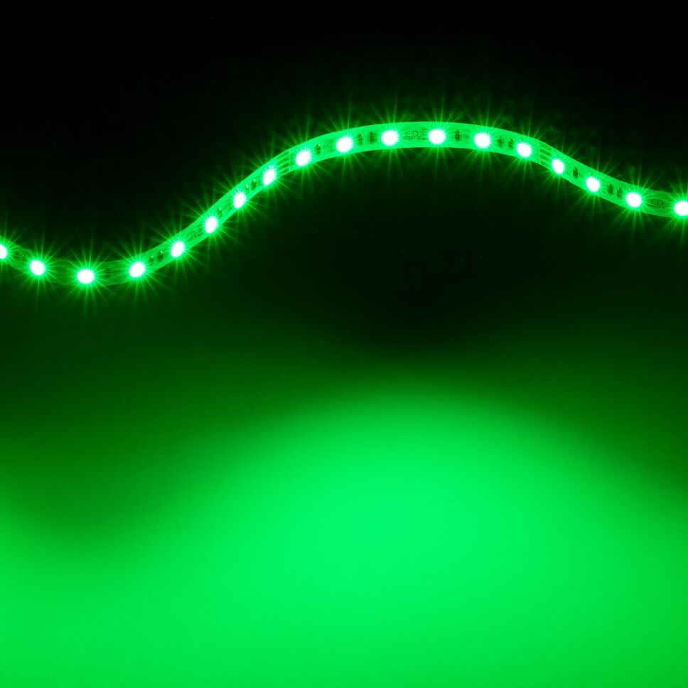 RGB LED Streifen mit aktiviertem grünen Kanal, das emittierte Licht ist sehr satt, hell und gleichmäßig