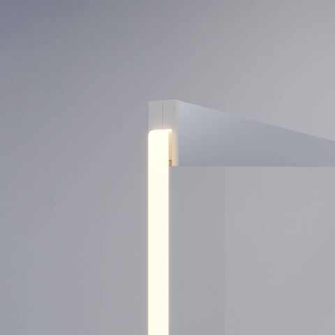umrandete Glaskantenbeleuchtung an Acrylglas mit dem Glaskantenprofil G8-10
