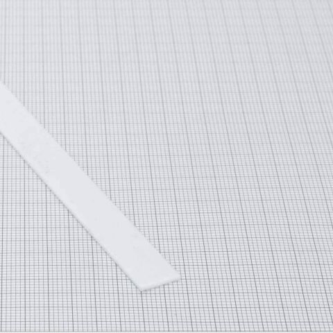 weiße schmale Abdeckung B-O für LED Alu Profil S und S10. Produktbild auf kariertem Papier