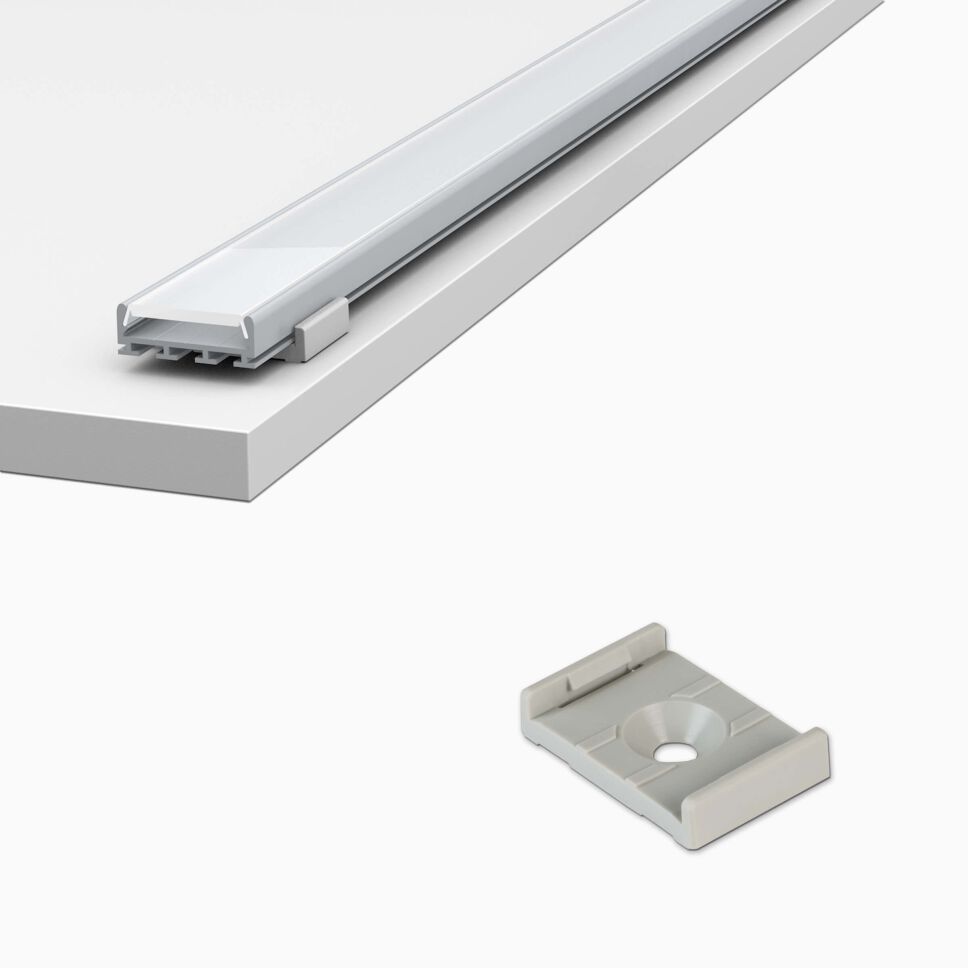 grauer Montageclip aus Kunststoff für LED Alu Decken-Profile, freigestellt auf grauem Hintergrund