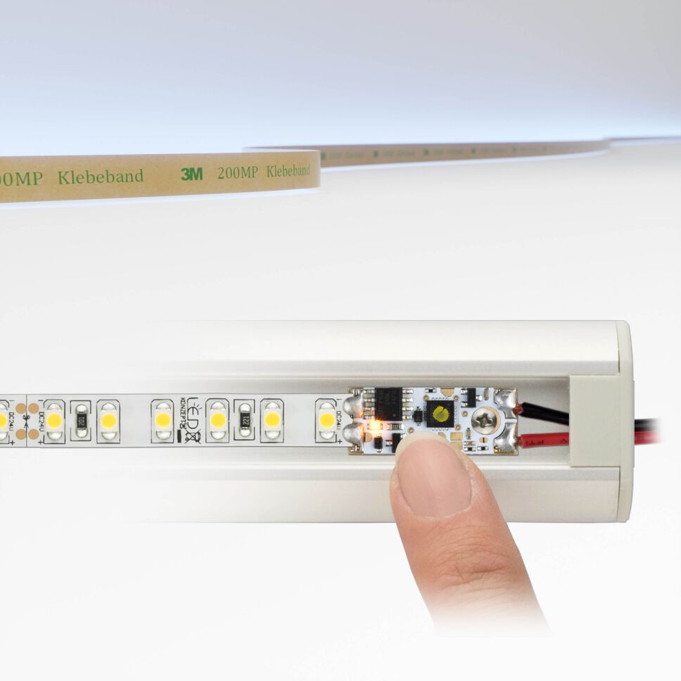 kaltweißer dicht bestückter LED Streifen mit 120 LEDs pro meter, der LED Streifen ist mit einem Profil-Dimmer versehen