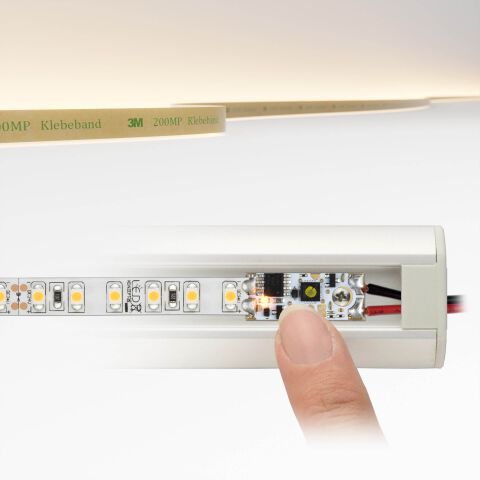 schmaler LED Streifen mit hoher LED Dichte, mit anmontiertem Profil-Dimmer zum Schalten und Dimmen