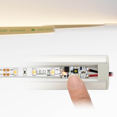 schmaler 12V LED Streifen mit angelöteten Dimmer im LED Alu Profil, oben wird die flexible Leiterplatte und die Farbtemperatur gezeigt