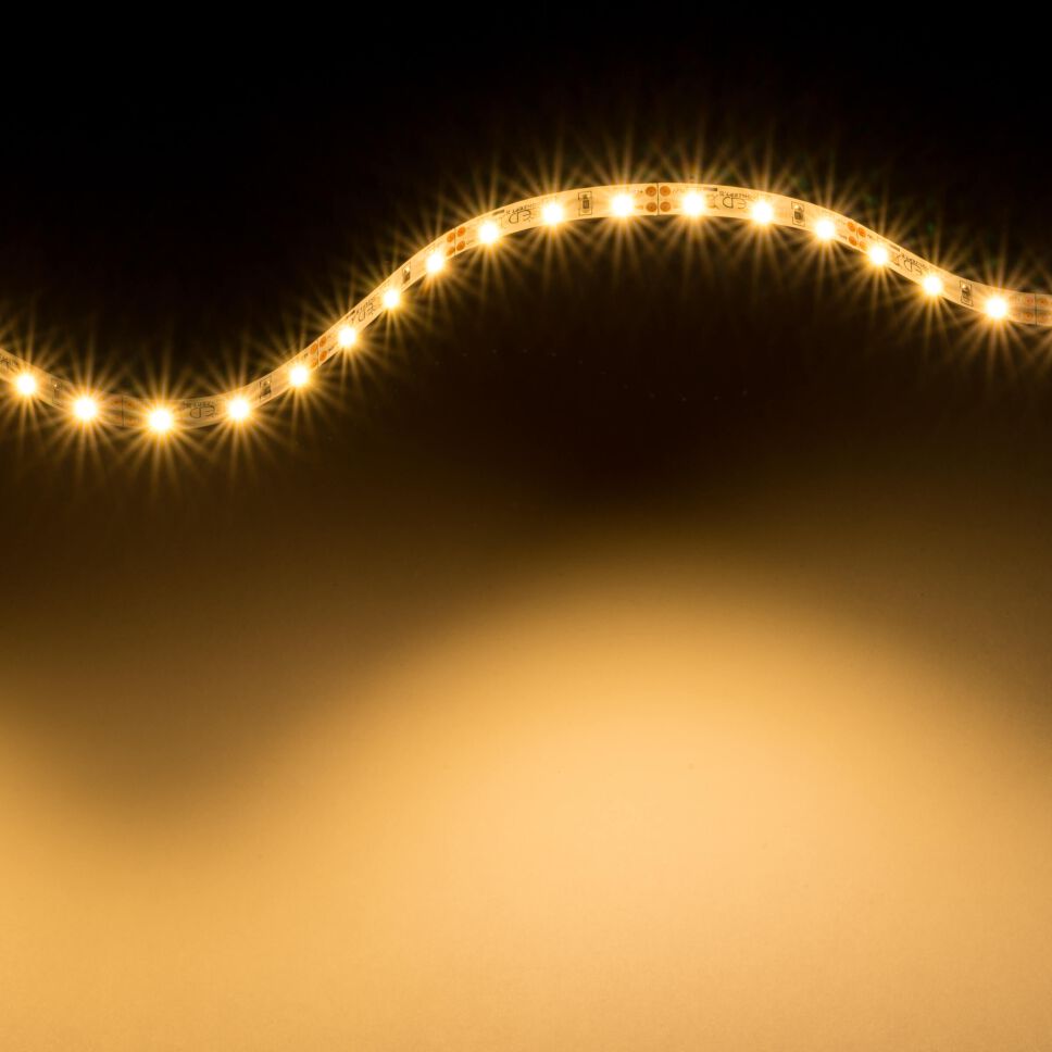 Techniche Abbildung vom warmweiß leuchtenden 12V LED Streifen mit Profil-Dimmer. Bild ist bemaßt